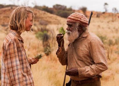 معرفی فیلم ردپا ها (2013)؛ داستان سفر تنهای یک زن از کویر استرالیا