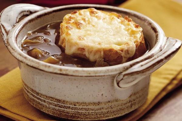 طرز تهیه سوپ پیاز فرانسوی؛ یکی از مشهورترین سوپ ها در دنیا