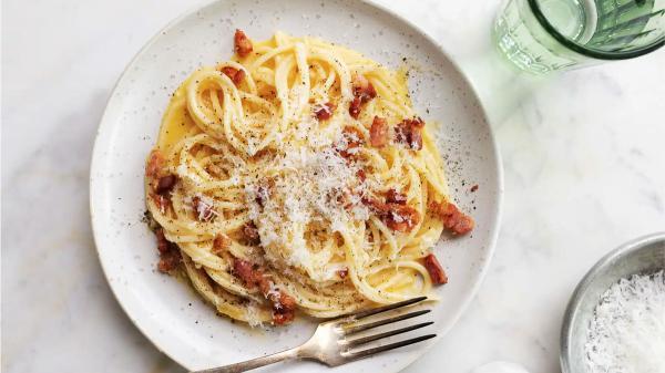 طرز تهیه اسپاگتی کاربونارا اصیل ایتالیایی؛ بدون خامه